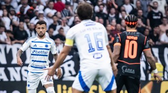 Hugo%20faz%20milagre%20e%20evita%20gola%C3%A7o%20de%20bicicleta%20do%20Cruzeiro%3B%20siga