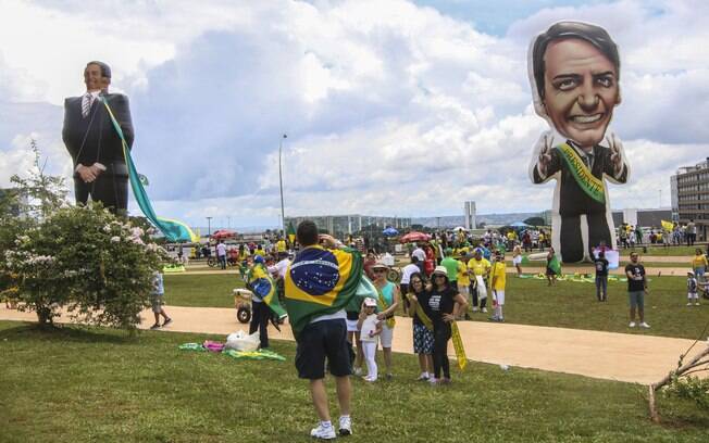 Bonecos inflÃ¡veis representando Bolsonaro e o vice general MourÃ£o foram levados a BrasÃ­lia. Foto: Wilson Dias/AgÃªncia Brasil - 1.1.19