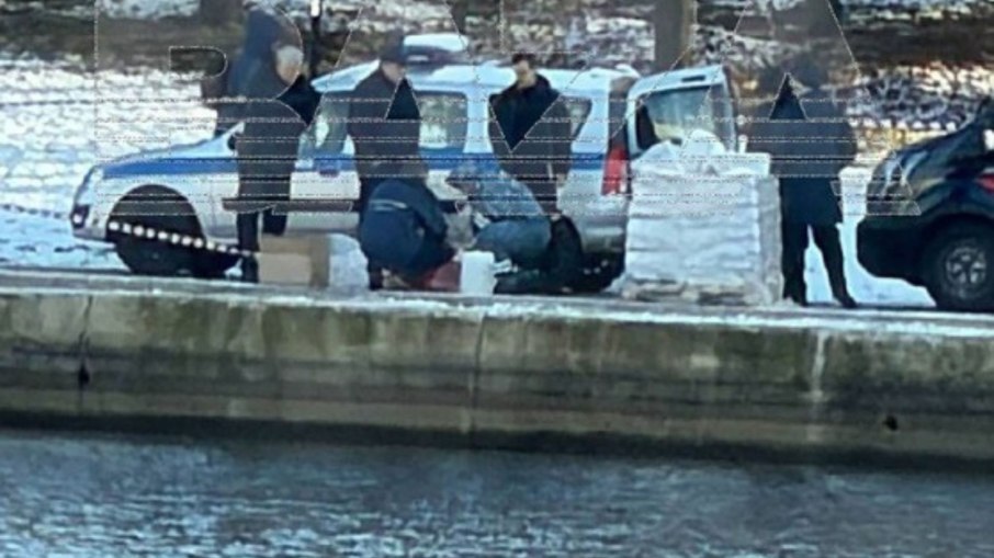 A polícia foi chamada após relatos de uma cabeça encontrada na água.