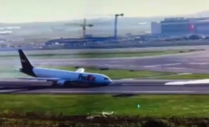 Vídeo: avião arrasta "bico" após problema em pouso