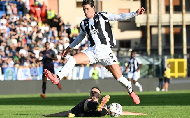 Dusan Vlahovic salta por cima de Ardian Ismajli no empate entre Juventus e Empoli em 0 a 0 neste sábado, pelo Campeonato Italiano