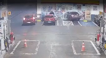 Carro atravessa loja de conveniência e atropela mulher no Distrito Federal