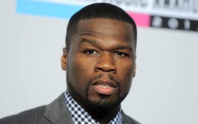 Rapper 50 Cent ficou irritado com atitude de fã durante show nos e deu um soco no peito da mulher na plateia