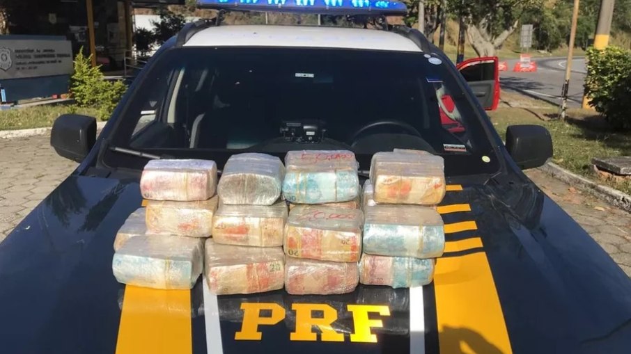 Polícia Rodoviária Federal apreendeu na Dutra, em Piraí, cerca de R$ 670 mil em veículo