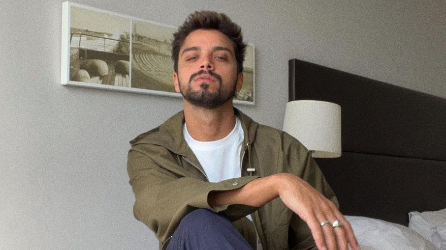 Rodrigo Simas em foto publicada no Instagram: ator falou sobre bissexualidade em entrevista