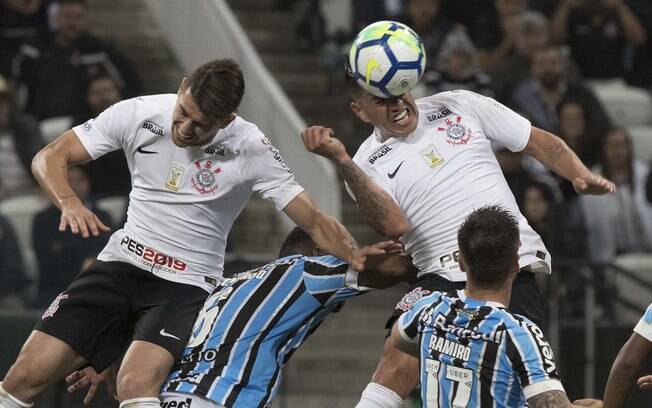 Jogadores do Corinthians disputam pelo alto com gremistas, donos da melhor defesa do Brasileirão, posto ocupado pelo Corinthians nos últimos cinco anos