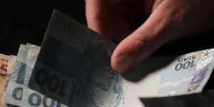 Petróleo sobe 11% após ataques de Israel ao Irã e gera alerta
