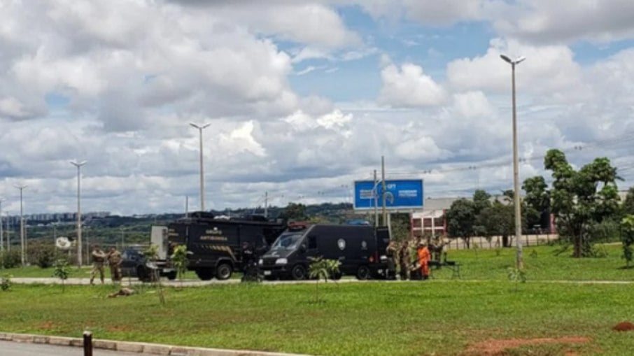 Polícia Militar do Distrito Federal interceptando o explosivo em dezembro de 2022