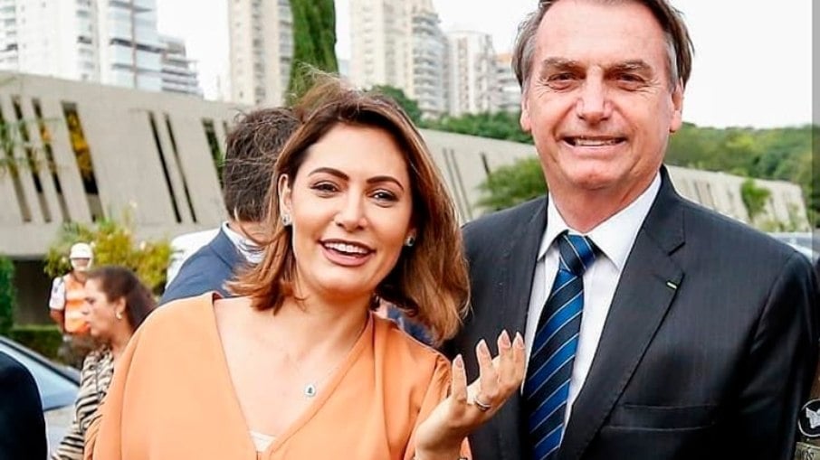 Jair Bolsonaro ao lado da esposa Michelle Bolsonaro