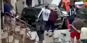 Motorista perde o controle e carro "voa" sobre escada