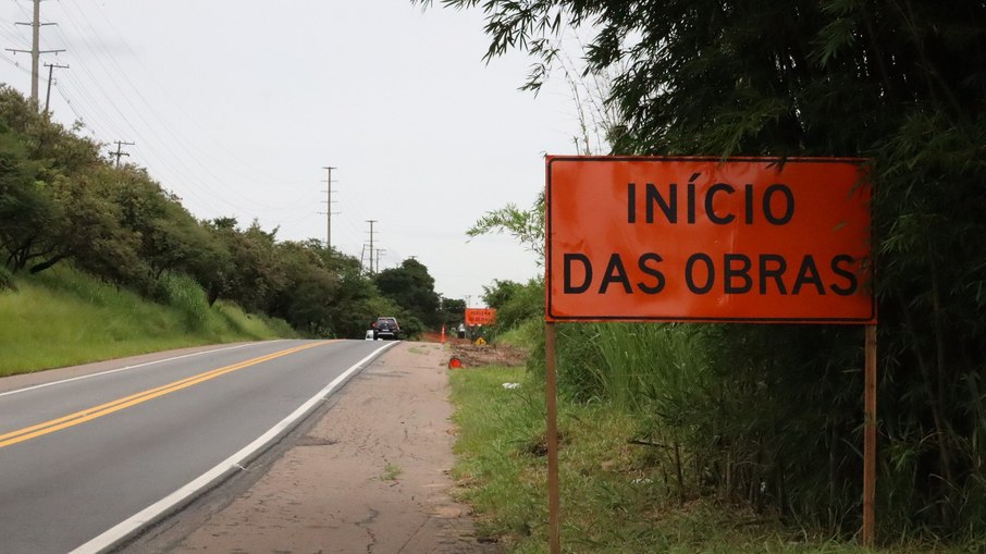 Placa de indicação de obras