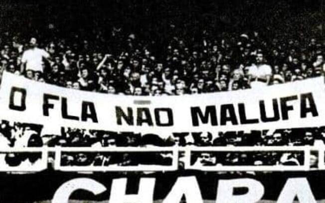 Torcedores do Flamengo constantemente faziam manifestações políticas no estádio. Essa faixa é de 1984