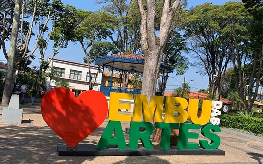 O que significa "Embu" nos nomes de muitas cidades brasileiras?