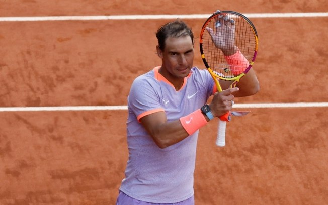 O tenista espanhol Rafael Nadal comemora a vitória sobre o jovem americano Darwin Blanch na primeira rodada do Masters 1000 de Madri, no dia 25 de abril de 2024, na Caja Mágica, na capital espanhola