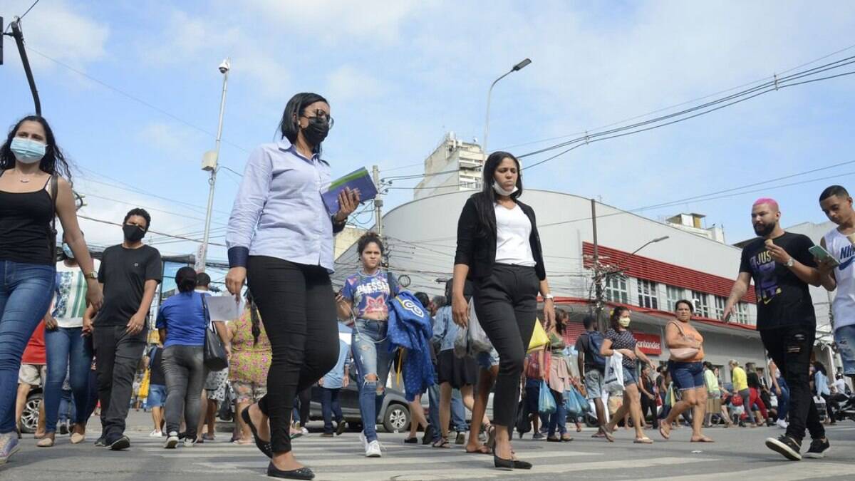 População caminha no centro de Duque de Caxias, primeiro município do Rio de Janeiro a flexibilizar o uso de máscara