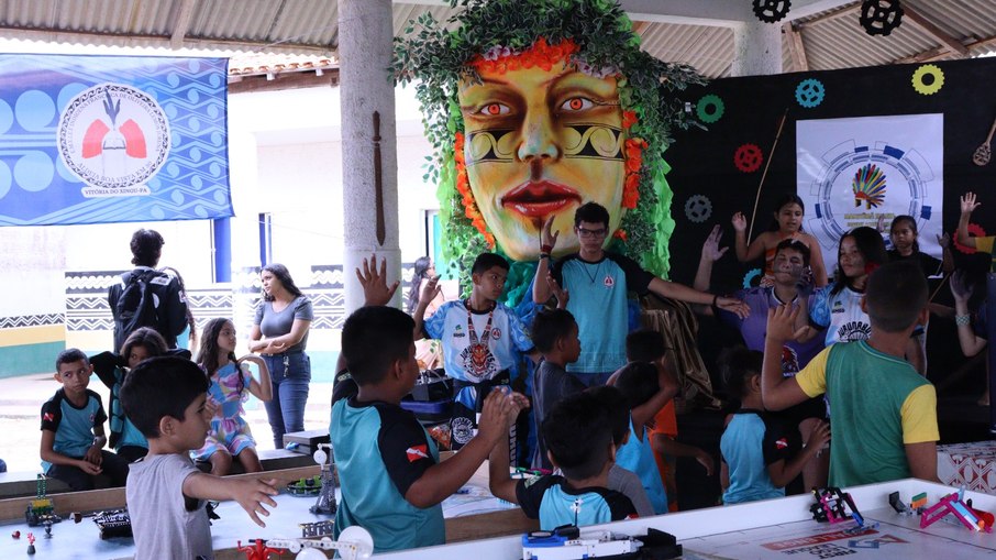 Jovens indígenas aprendem robótica na Amazônia