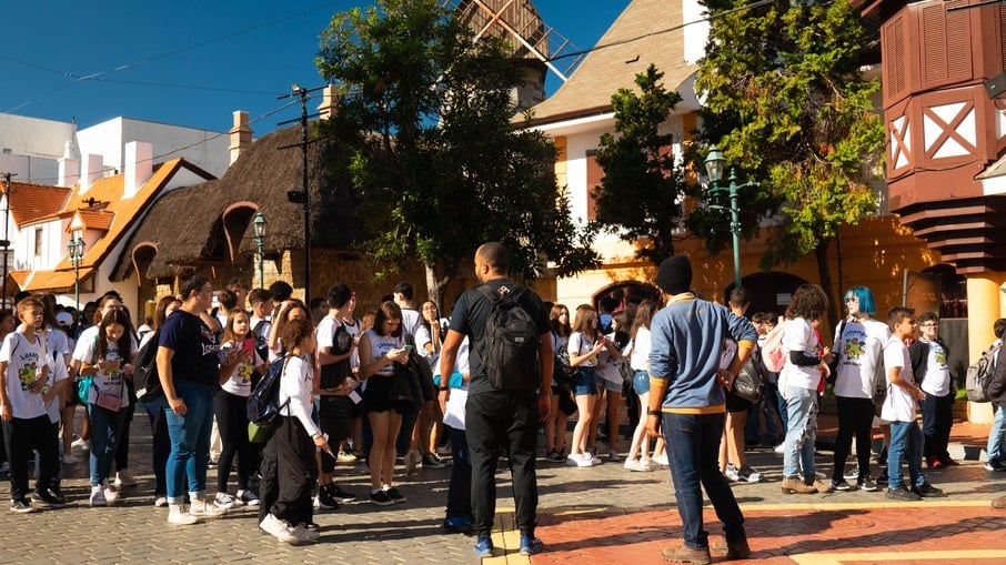 No parque, os alunos aprendem conceitos na prática, através do entretenimento