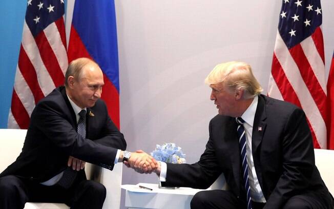 Os presidentes Vladimir Putin e Donald Trump se encontram durante o encontro do G20, em junho