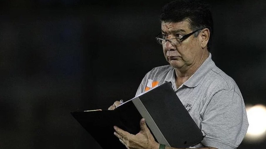 O folclórico Joel Santana e sua inseparável prancheta O folclórico Joel Santana e sua inseparável prancheta