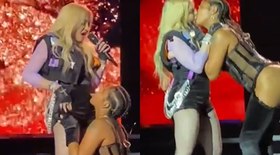 Madonna troca beijos com a rapper Tokischa durante show