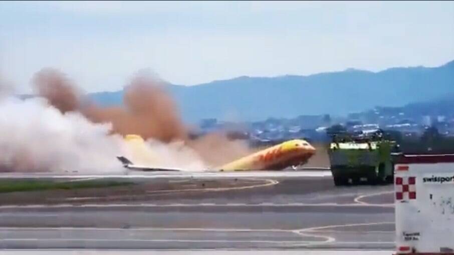 Acidente ocorreu após o avião pousar no aeroporto
