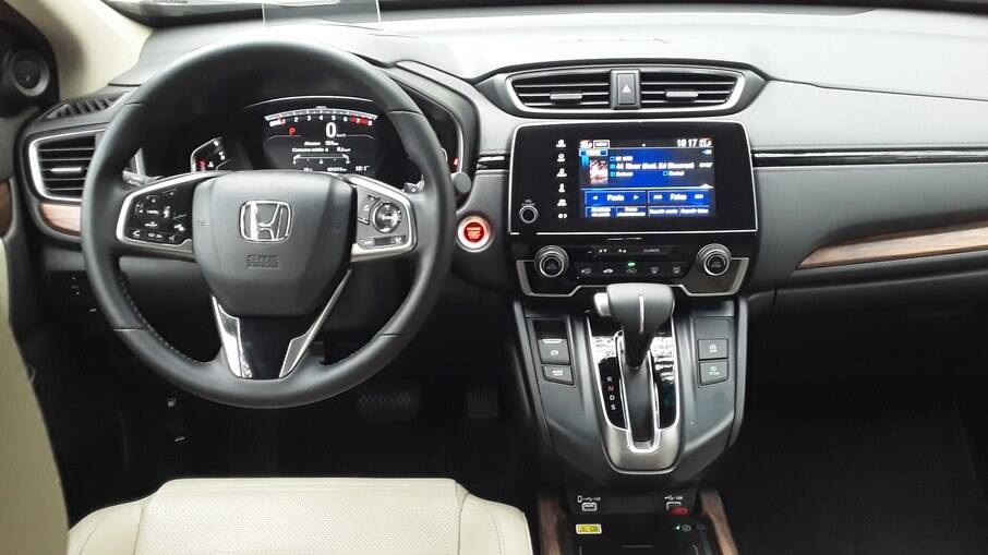 Por dentro, o Honda CR-V 2022 tem acabamento caprichado e bom espaço, mas a central multimídia poderia ser mais moderna