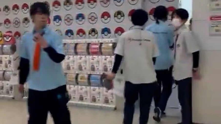 A mulher era funcionária da loja Pokémon Center e o agressor estava armado com facas em ambas as mãos