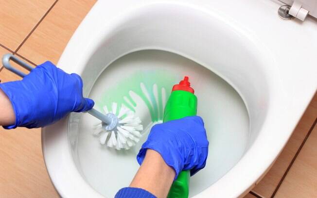 O vaso sanitário, segundo a especialista, precisa de atenção diária – por isso vale aprender a como limpar o banheiro