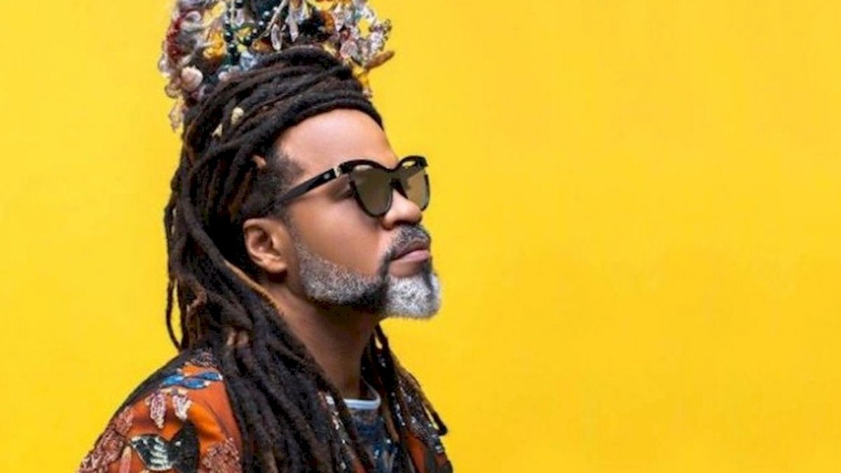 Carlinhos Brown lança a inédita biografia 'Meia-lua Inteira' 