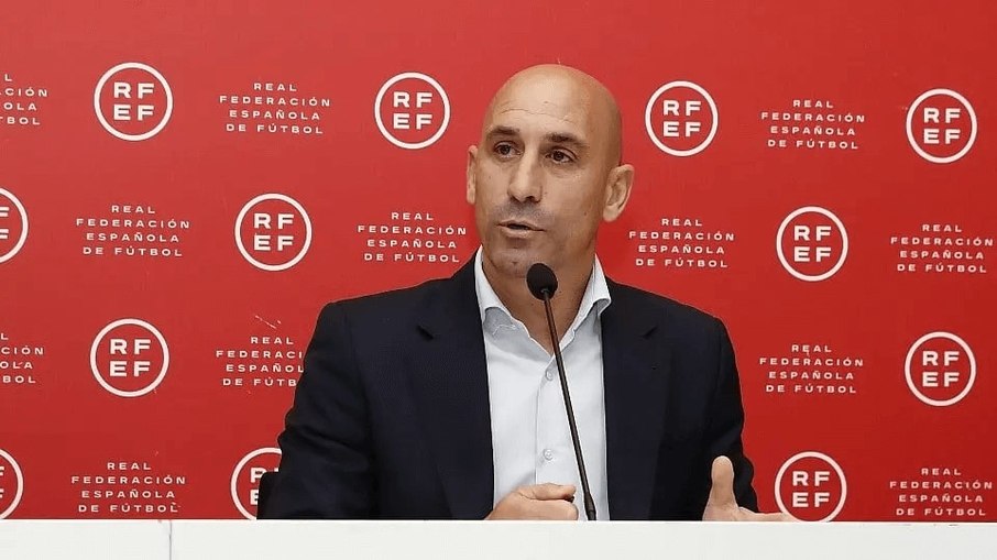 Justiça espanhola definiu punição a Rubiales por beijo em Hermoso Justiça espanhola definiu punição a Rubiales por beijo em Hermoso