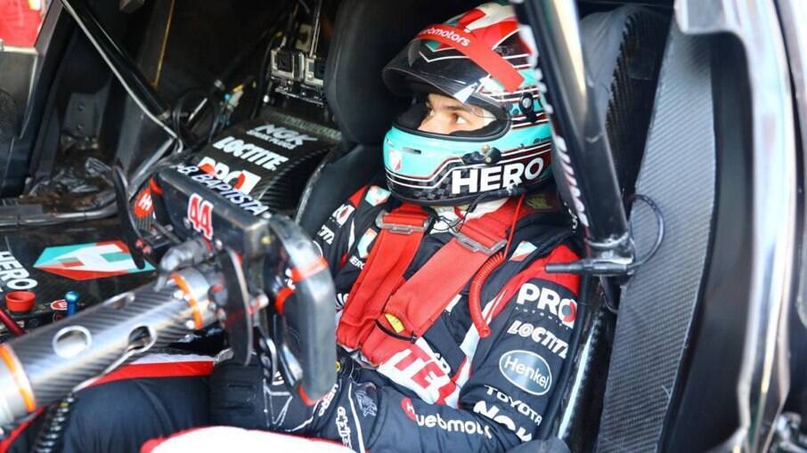 Bruno Baptista dentro do cockpit do seu Toyota Corlolla de Stock Car, número 44, de olho nos experientes rivais 
