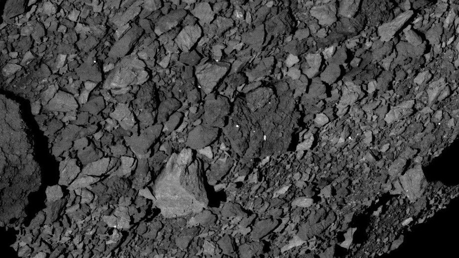 Esta imagem mostra uma vista do hemisfério sul do asteroide Bennu e do espaço