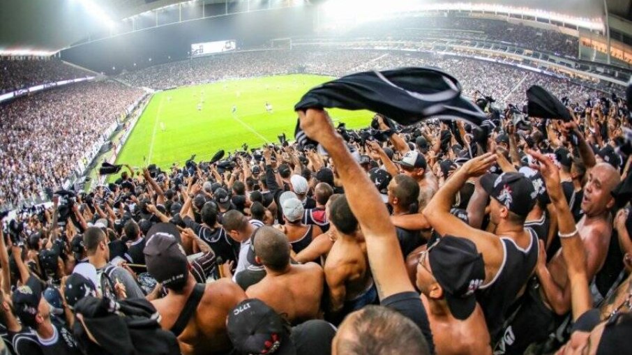 Volta de bandeiras com mastros aos estádios é autorizada em São Paulo