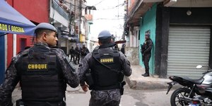 Polícia Militar retira lombadas criminosas em comunidade de SP