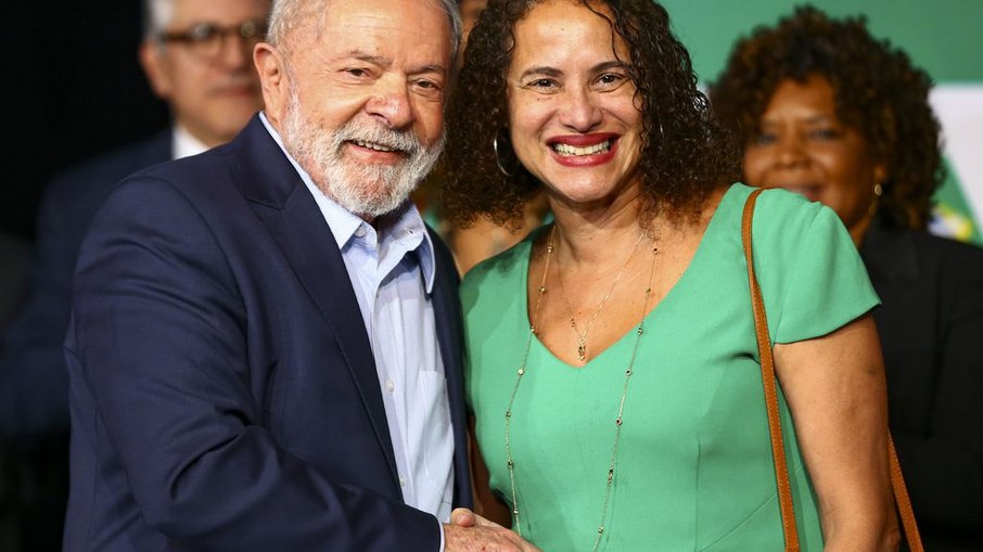 O presidente eleito, Luiz Inácio Lula da Silva, e a futura ministra da Ciência e Tecnologia, Luciana Santos, durante anúncio de novos ministros que comporão o governo.