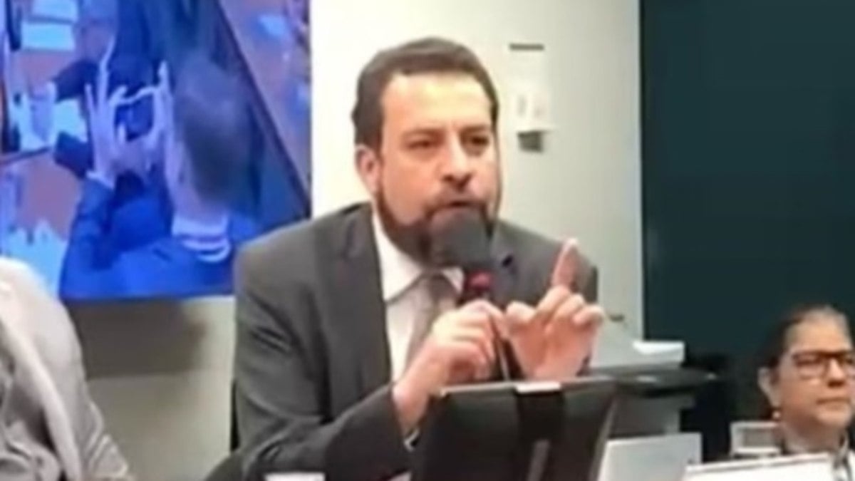 Guilherme Boulos durante sessão no Conselho de Ética na Câmara dos Deputados