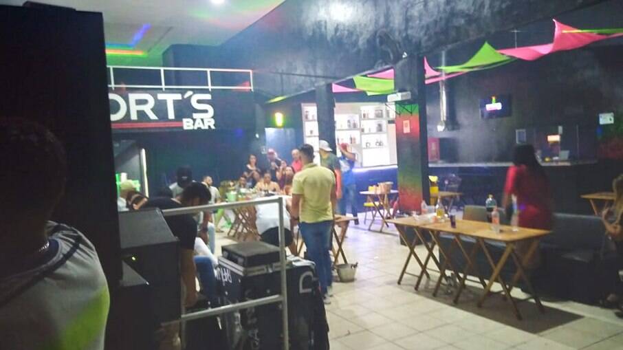 No interior do local havia mais de 40 pessoas aglomeradas que bebiam, conversavam e não utilizavam máscaras. No interior do local havia mais de 40 pessoas aglomeradas que bebiam, conversavam e não utilizavam máscaras.