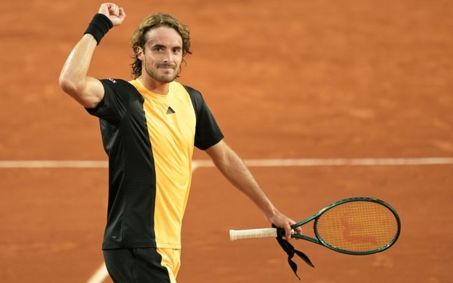 Stefanos Tsitsipas comemora a vitória sobre o chinês Zhizhen Zhang nesta sexta-feira, em Roland Garros