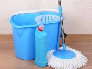 O mop pode ser usado e é um aliado na hora de como limpar o banheiro; veja outras vantagens