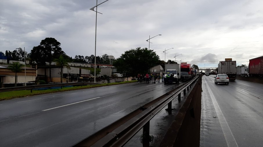 Rodovia na região de Embu bloqueada ontem (31) por caminhoneiros