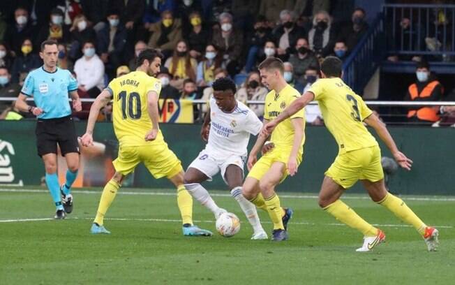 Em jogo polêmico, Real Madrid empata com Villarreal fora de casa