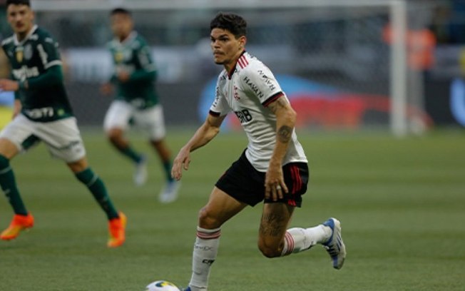 Após empate entre Flamengo e Palmeiras, Ayrton Lucas parabeniza elenco rubro-negro nas redes