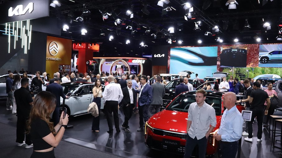 Estande da KIA no Salão do Automóvel de 2025