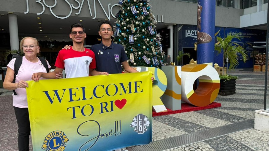 Após cerca de 20 horas de viagem entre ônibus e avião, José Henrique chega ao Rio vindo de Pontes e Lacerda, no Mato Grosso, para realizar o sonho de viver o Réveillon de Copacabana