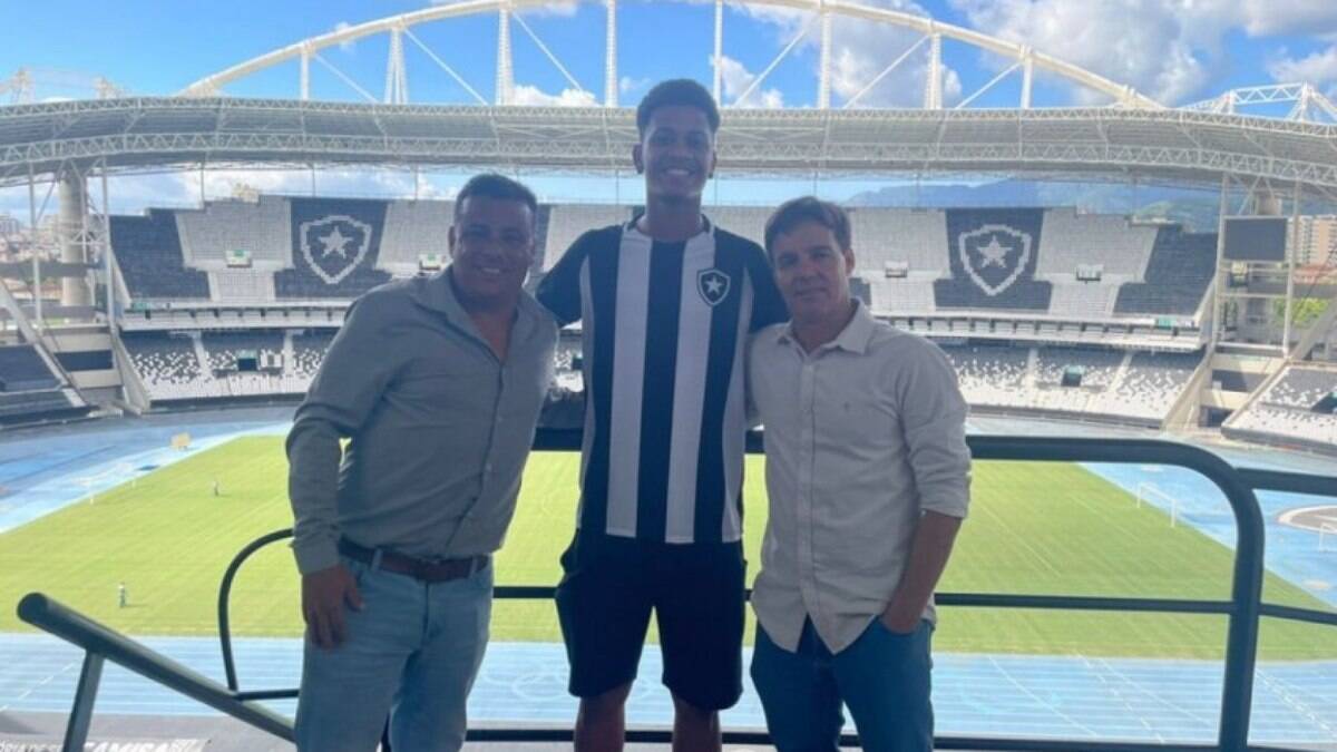 Kawan assina primeiro contrato profissional com o Botafogo: 'Mais um sonho realizado'