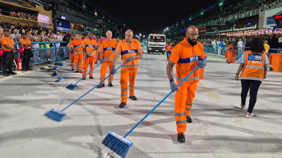 Garis da Comlurb atuam na limpeza do Sambódromo entre desfiles