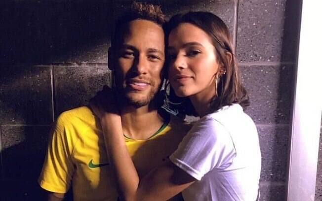 Bruna Marquezine e Neymar protagonizam cenas apaixonadas durante jogo do Brasil