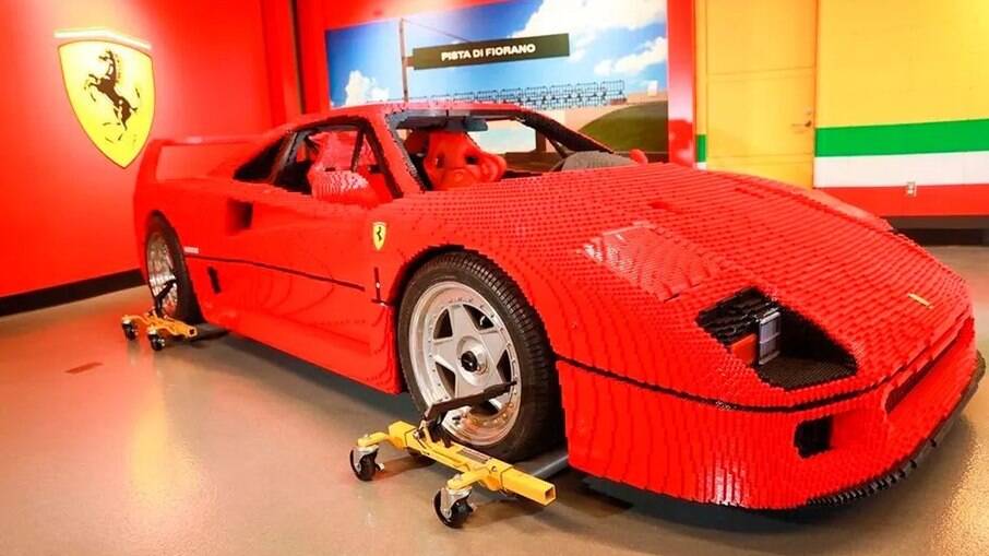 Clássico da Ferrari foi montado em escala natural e conta com as rodas e pneus Pirelli  PZero originais