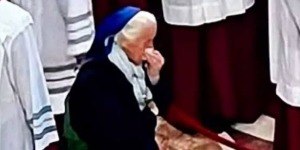 Quem é a freira, amiga do Papa, que quebrou protocolo no funeral?