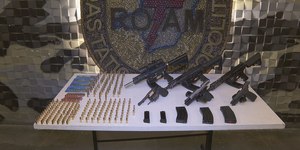Mulher é presa com 5 granadas e armas dentro de carro